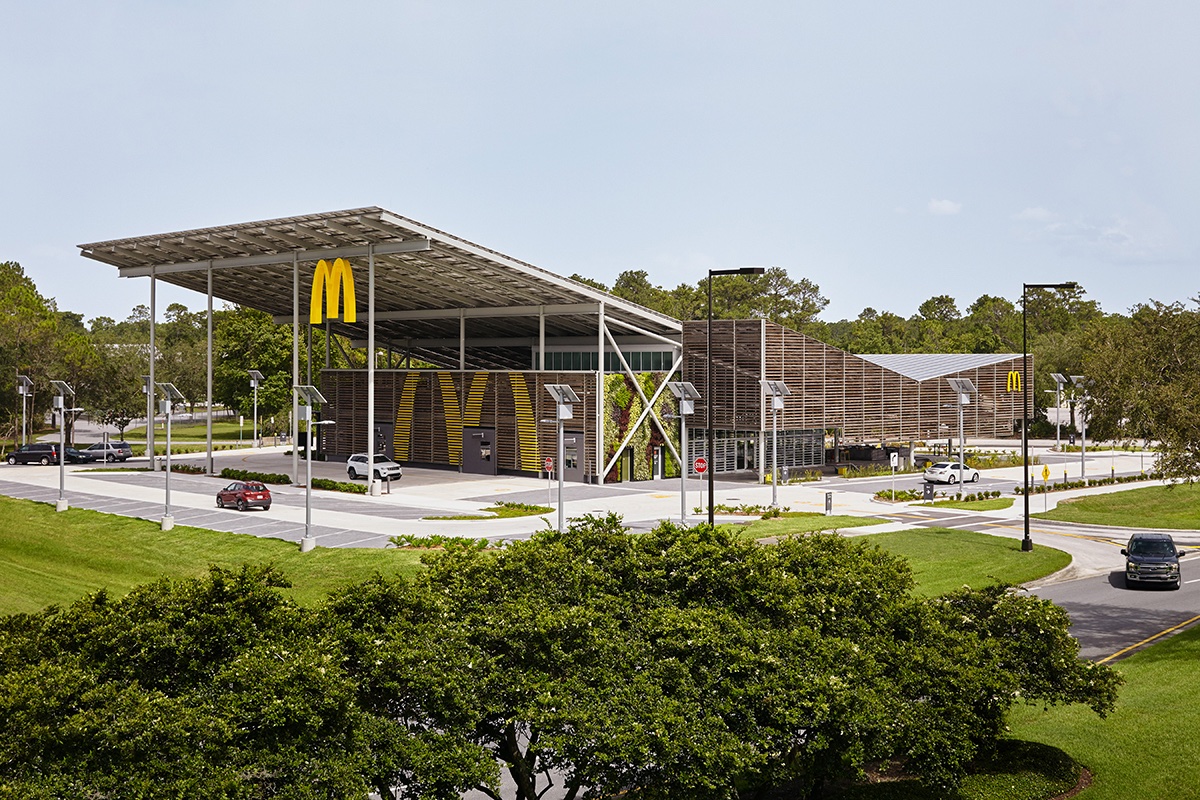 Flagowa restauracja McDonald’s w Orlando na Florydzie jest w 100% zasilana energią słoneczną. Zdjęcie: Kate Joyce Studios